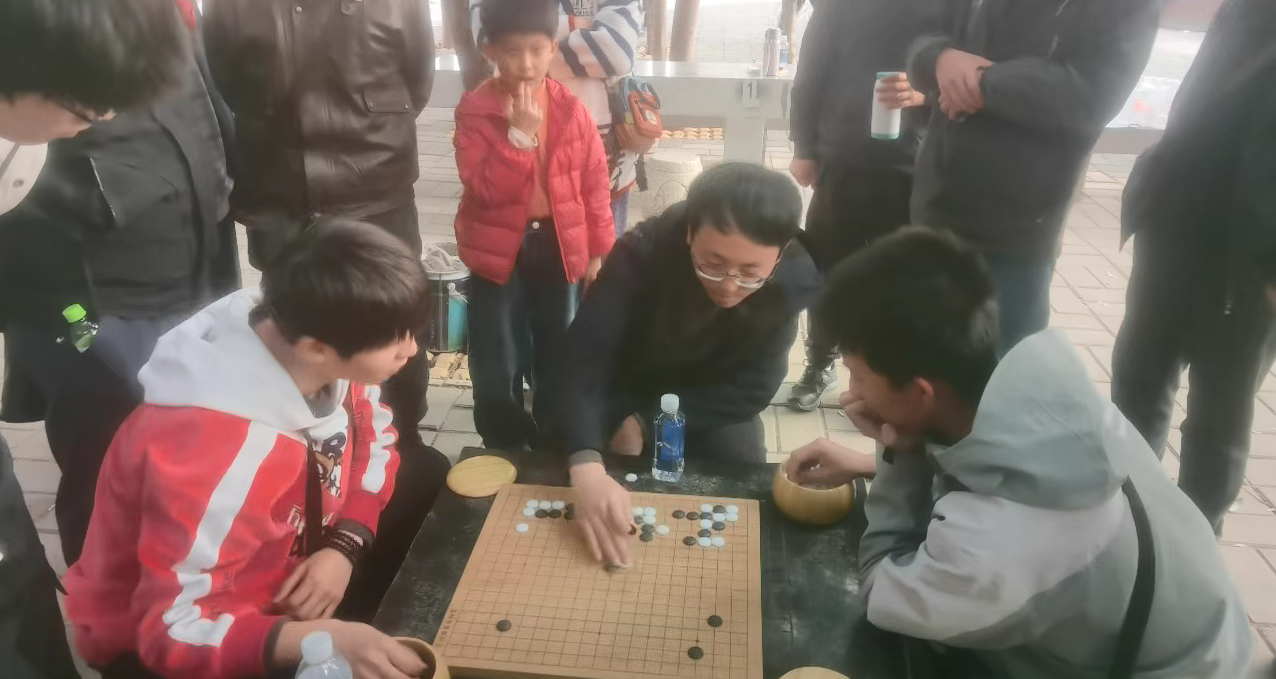 世界冠军蹲守公园棋角：532万热度背后，是老百姓对围棋最真诚的呼唤